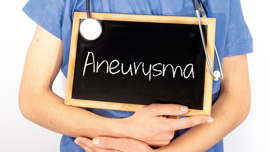 Schild mit Auschrift Aneurysma Arme einer Ärztin halten Tafel mit der Auschrift Aneurysma